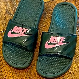 Women Nike Slides, Black/Pink size 9